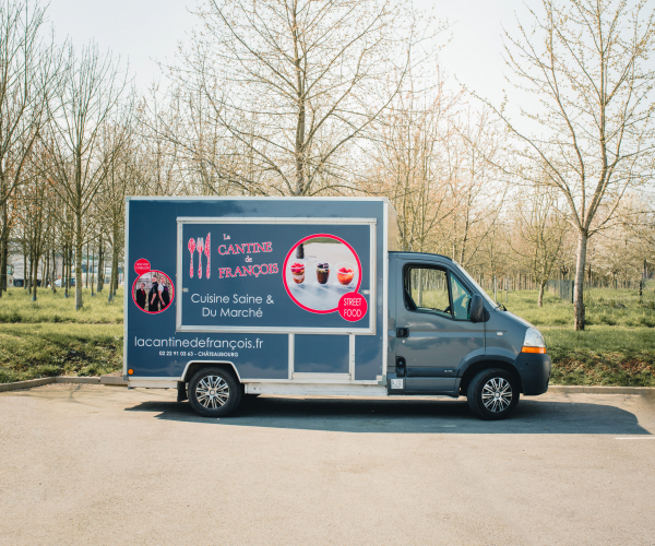 Camion Food Truck de Cantine de François, place du marché Châteaubourg